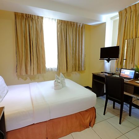 Oyo 187 The Maxwell Hotel Cebu Exterior photo