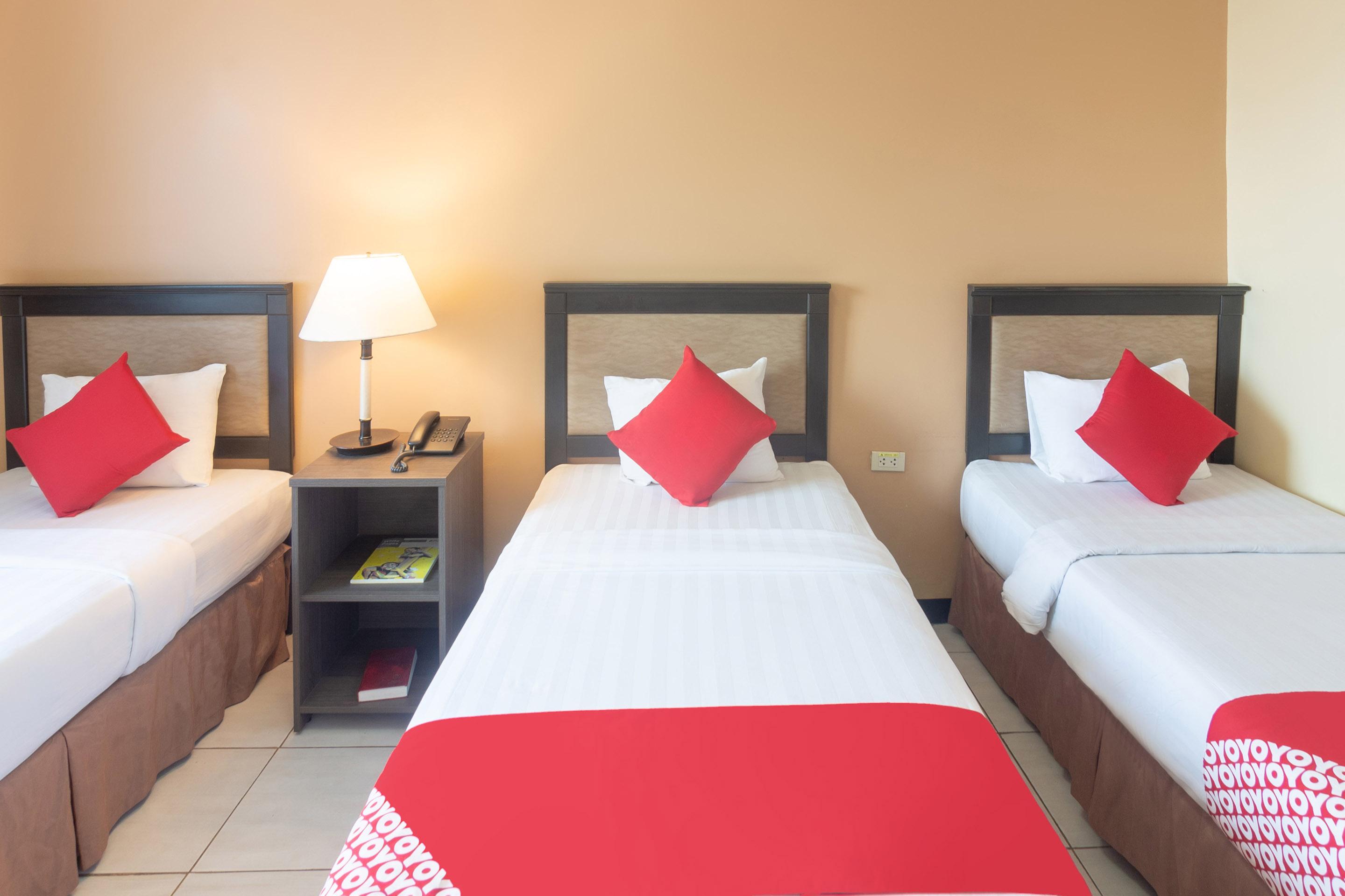 Oyo 187 The Maxwell Hotel Cebu Exterior photo