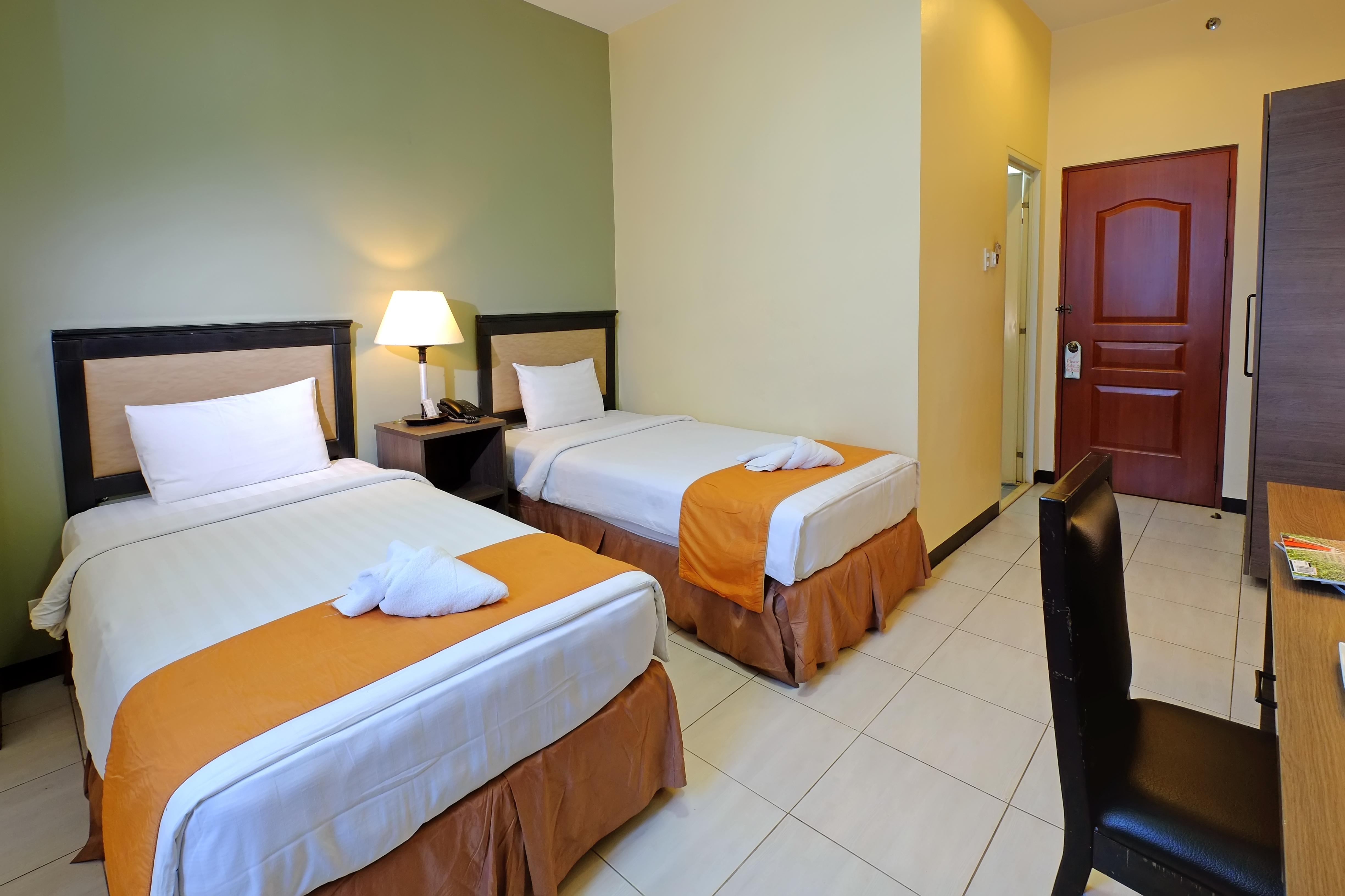 Oyo 187 The Maxwell Hotel Cebu Exterior photo