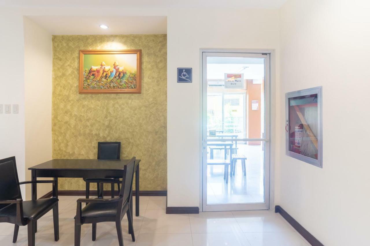 Oyo 187 The Maxwell Hotel Cebu Exterior photo